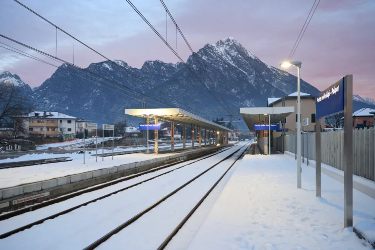 Fermata stazione tra la neve, Sfondo caso studio di Imaf